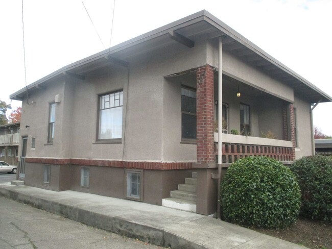 Building Photo - Historic Three Bedroom Close to Downtown S...