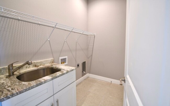 Building Photo - Like new 3/2/2 in small Bradenton community