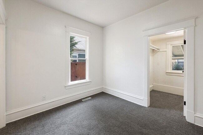 Building Photo - 1113 W Montgomery Ave