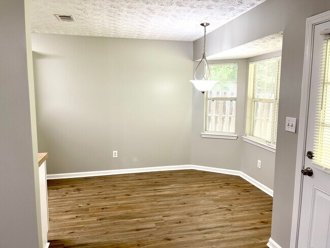 Building Photo - Welcome to this charming 3-bedroom, 2-bath...