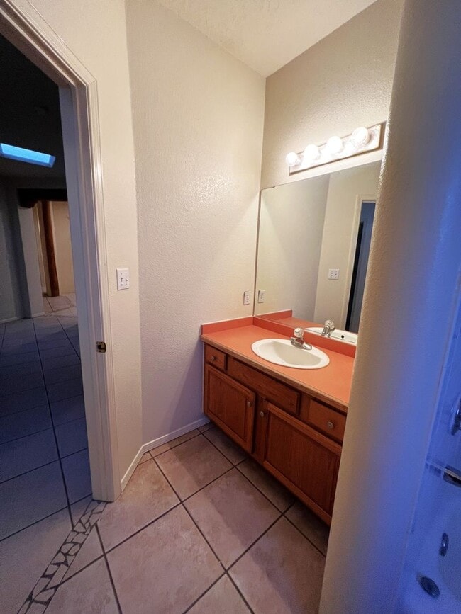 Building Photo - Beautiful 3 Bed 2 Bathroom home with Large Backyard