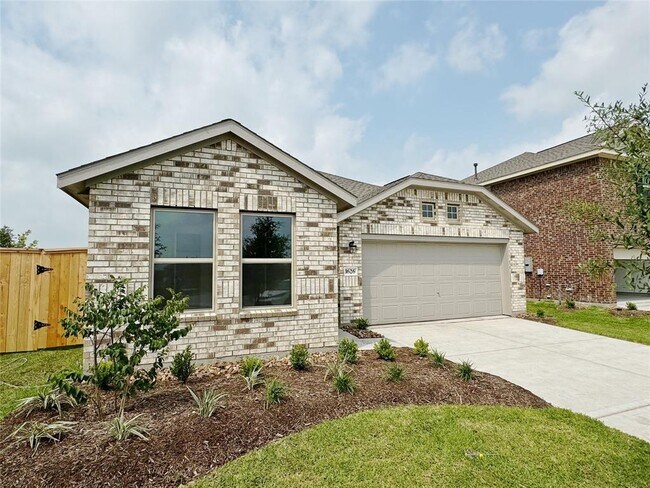 Building Photo - 1626 Red Oak Dr