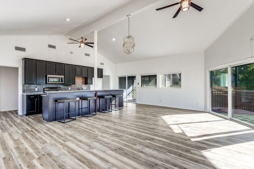 Building Photo - 4012 Tennis Club Rd