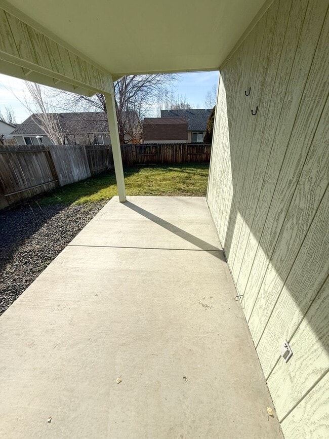 Building Photo - Three Bedroom, Two Bath House