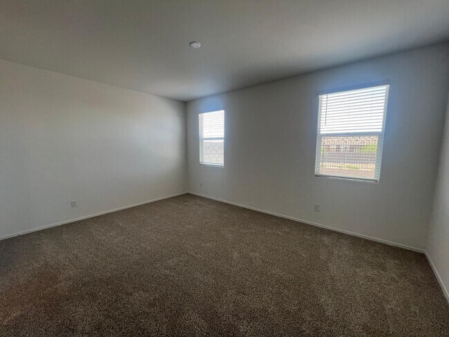 Building Photo - 15645 W Desert Hollow Dr