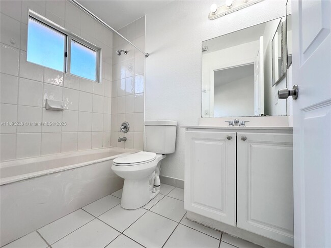 Building Photo - 3002 San Remo Cir