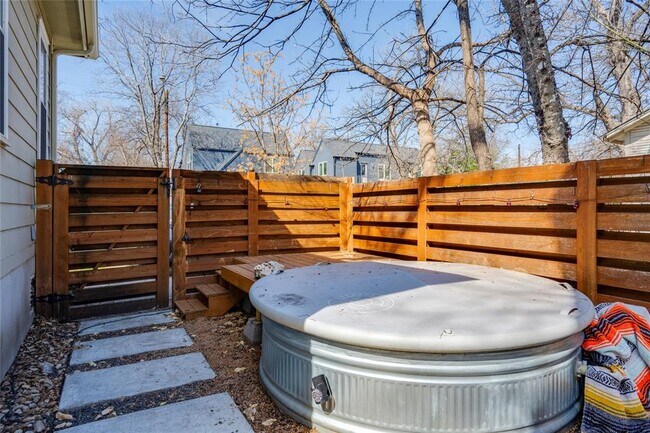 Building Photo - 3000 Prado St