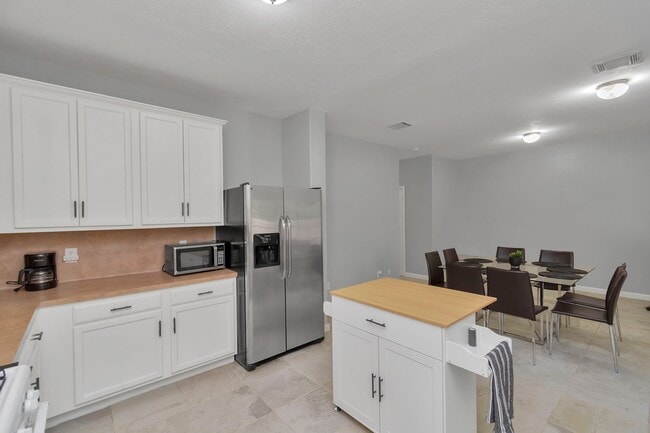 Building Photo - 5822 Santa Bernadetta