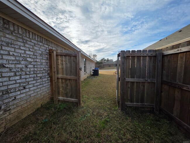 Building Photo - 745 Park Ln