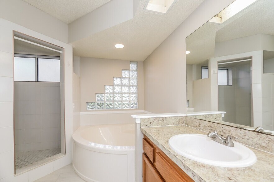 Building Photo - 1731 Chandelier Cir W