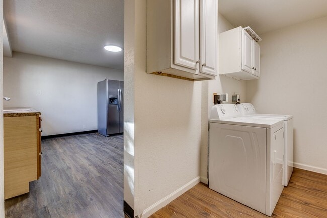 Building Photo - AVAILABLE OCTOBER 15th - Quirky 3+ Bedroom...