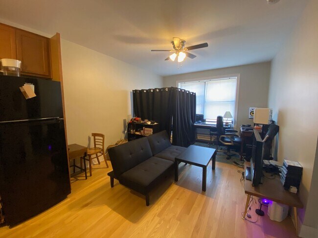 Building Photo - Remodeled Uptown Studio! Red Line - Lake