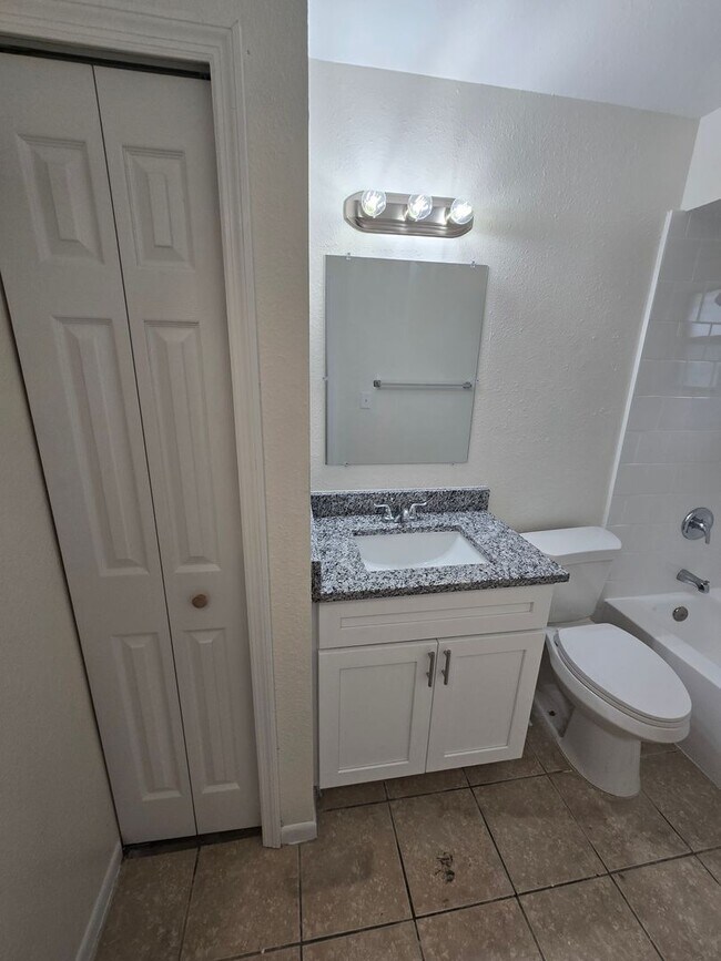 Building Photo - 2 BEDROOM, 1 BATH APARTMENT HOME - PINELLAS PARK