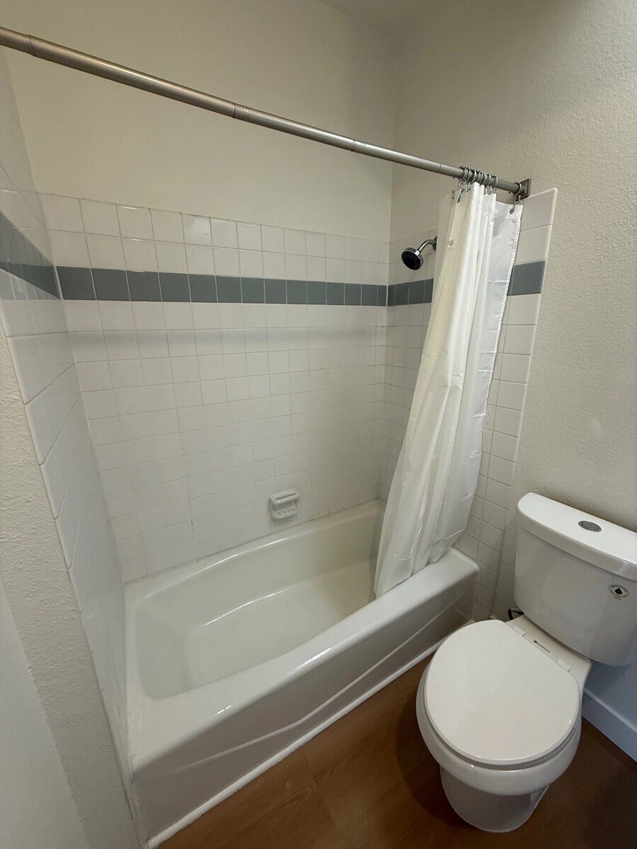 Building Photo - 15507 Moorpark St