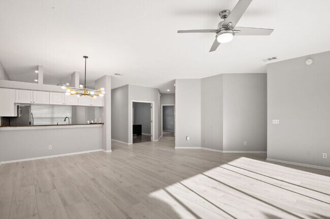 Building Photo - "Spacious 3-Bed, 2-Bath Condo Retreat in Vibrant Saint Petersburg – 1,445 Sq Ft of Comfort!"