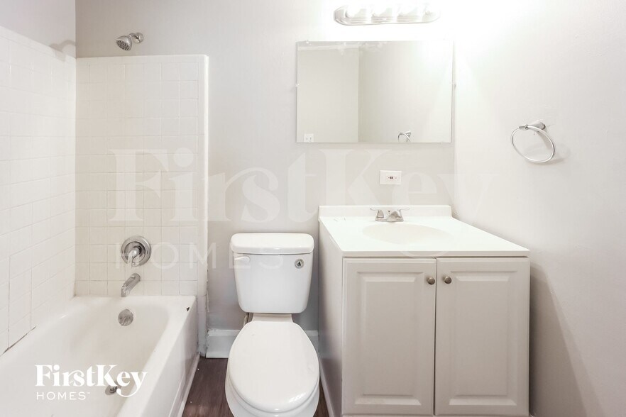 Building Photo - 642 Roxbury Dr