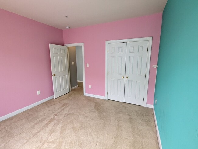 Building Photo - Two level condo in URBANA School District ...