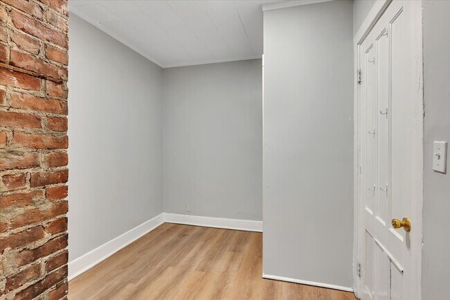 Building Photo - "Charming 2-Bedroom Retreat on Saratoga Avenue - Spacious 1100 Sq Ft Gem in Waterford!"