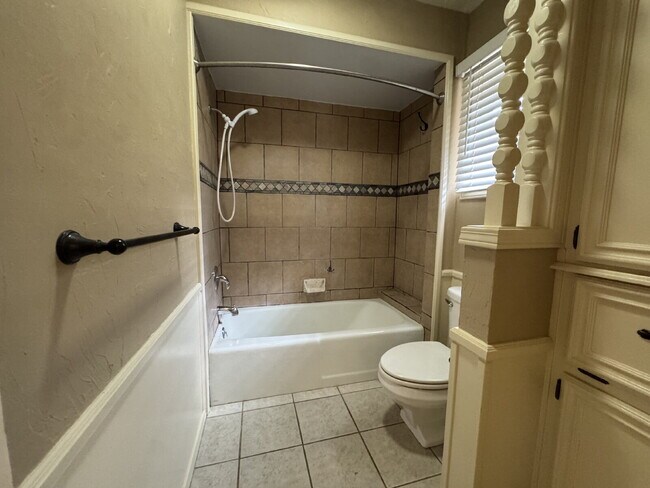 Building Photo - "Spacious 3-Bedroom with 2 Full Baths in P...