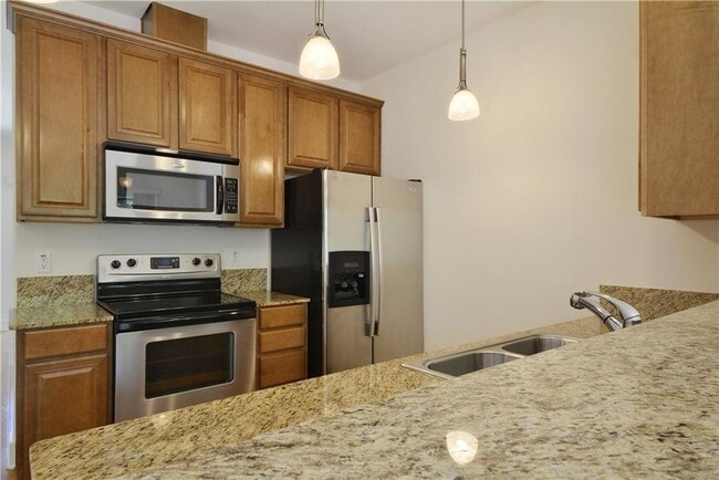 Building Photo - 13420 Lyndhurst St