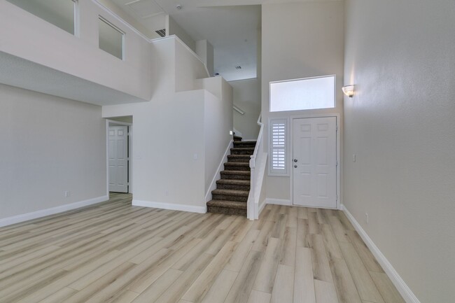 Building Photo - Beautiful 4-Bedroom Home Near Downtown Sum...