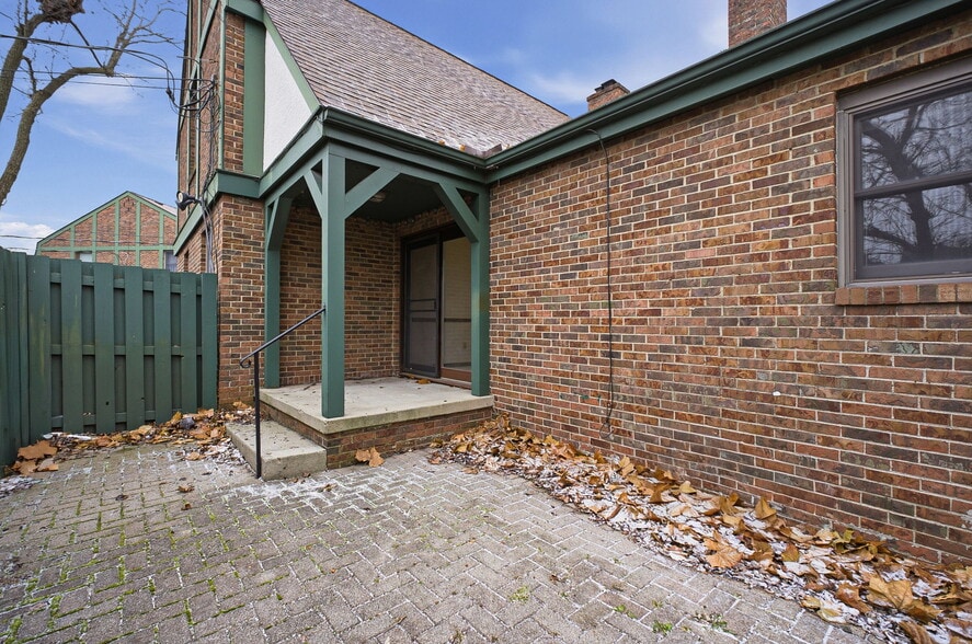 Building Photo - 4554 Sandringham Dr