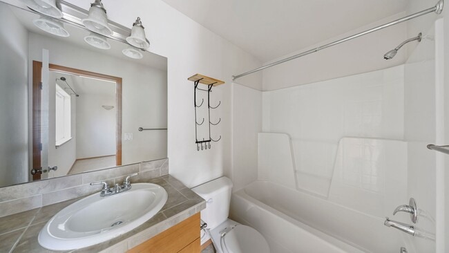 Building Photo - 3 Bed 2.5 Bath - 3 Car Garage - Groups -  ...
