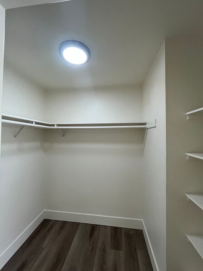 Building Photo - Downstairs Unit Move in Ready!