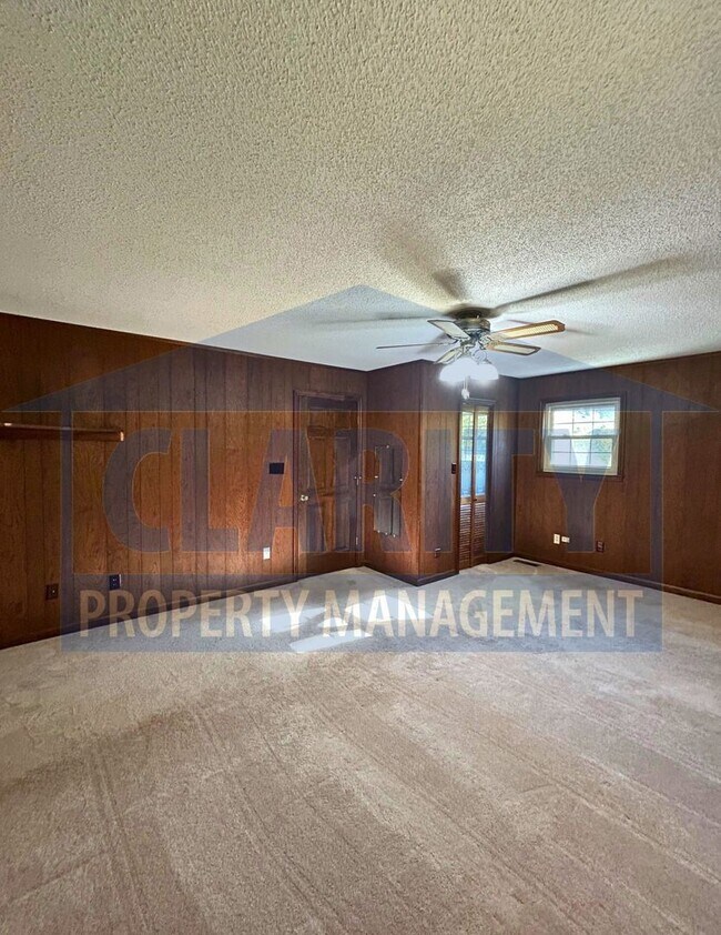 Building Photo - Charming two story home with garage and large yard!