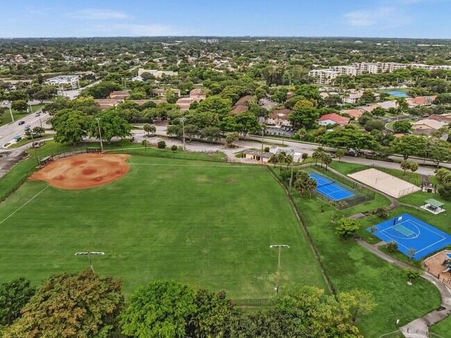 Building Photo - 2510 Riverside Dr