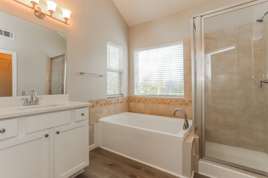 Building Photo - 2057 Wedgewood Dr