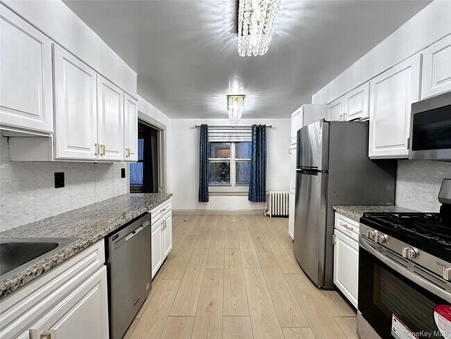 Building Photo - 153 Fifth Ave