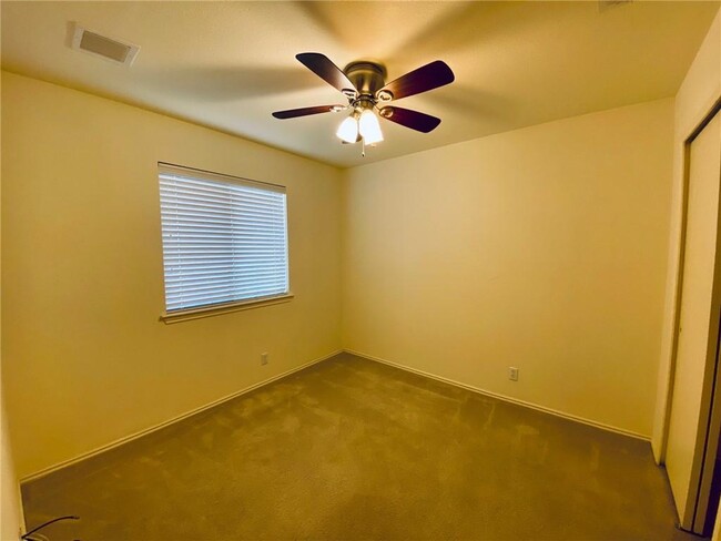 Building Photo - 512 Celery Loop