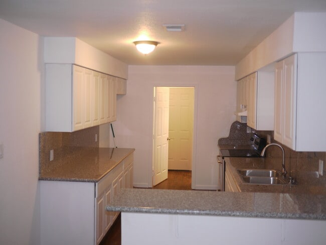 Building Photo - Charming 2-Bed, 1.5-Bath Home with 2-Car Garage in Hesperia, CA!