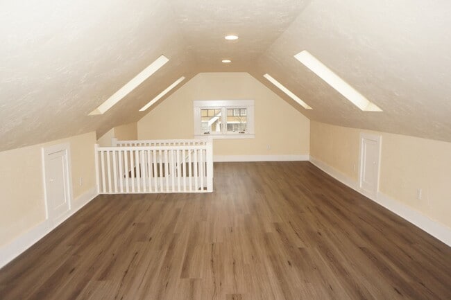 Building Photo - Beautiful 3 bedroom 1 bathroom NE Bungalow "Sabin area"