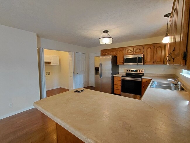 Building Photo - Home close to Post