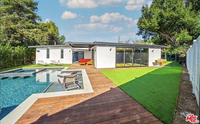 Building Photo - 22616 Oxnard St