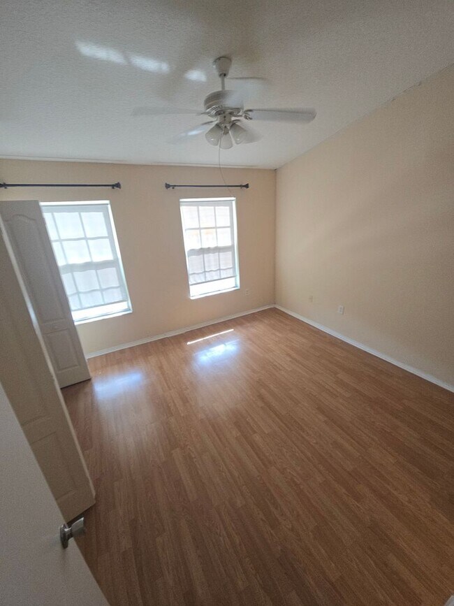 Building Photo - 2-Bedroom, 2.5-Bathroom Townhouse in Zephyrhills