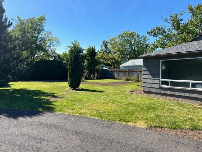 Building Photo - 1421-1421 Park Ave NE