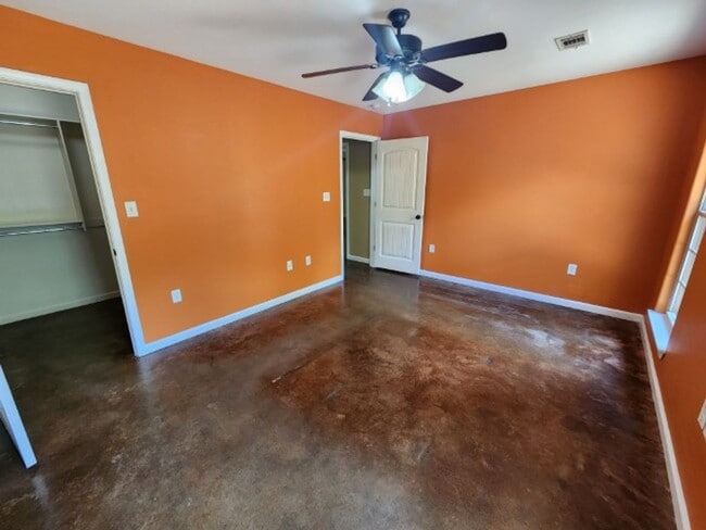 Building Photo - 9 Wilma Ln