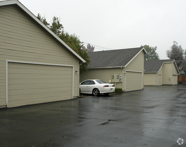 Building Photo - Glennwood Condominiums