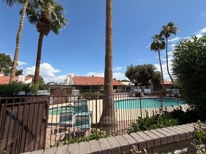 Building Photo - single-story townhouse 3-bedroom, 2-bath
