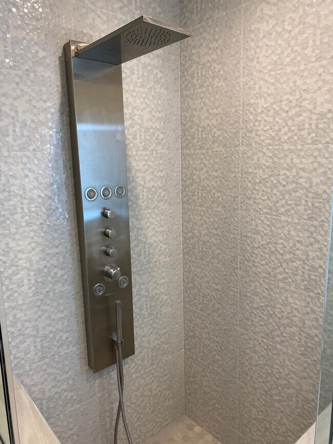 Building Photo - 662 Salem St