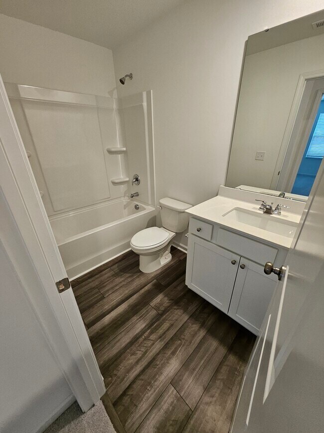 Building Photo - 868 Pilot St