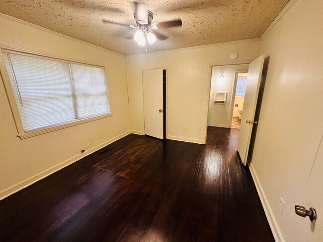 Building Photo - 722 Myrtlewood Dr