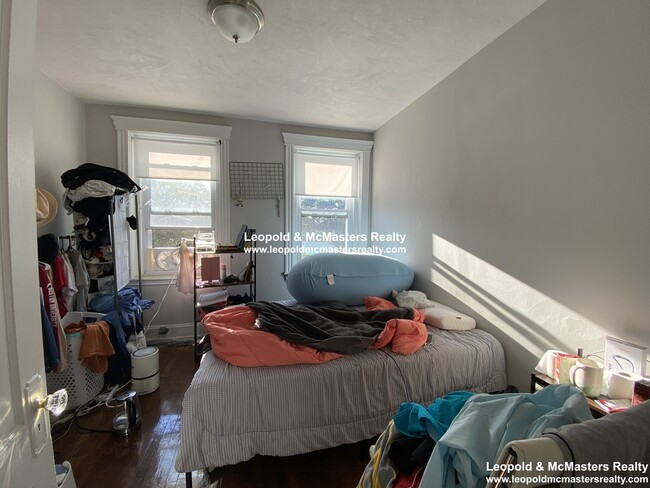 Building Photo - 368 Riverway