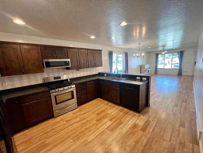 Building Photo - Lovely Home Located In Provo