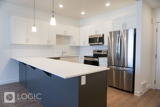 Building Photo - Gorgeous Townhome in Great Location!