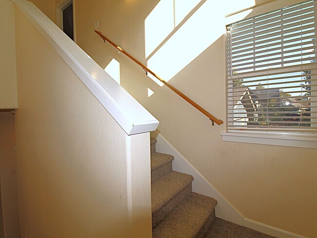 Building Photo - Charming 3-Bedroom Home in NE Bend – Close...