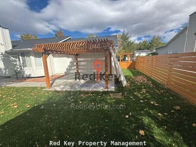 Building Photo - 176 Country Club Dr